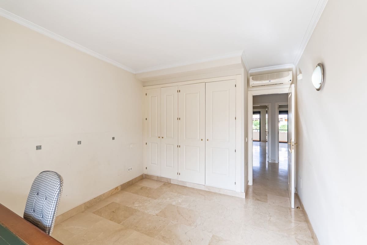 Casa de 4 habitaciones en Estepona en venta con piscina - 850.000 € (Ref: 9670486)