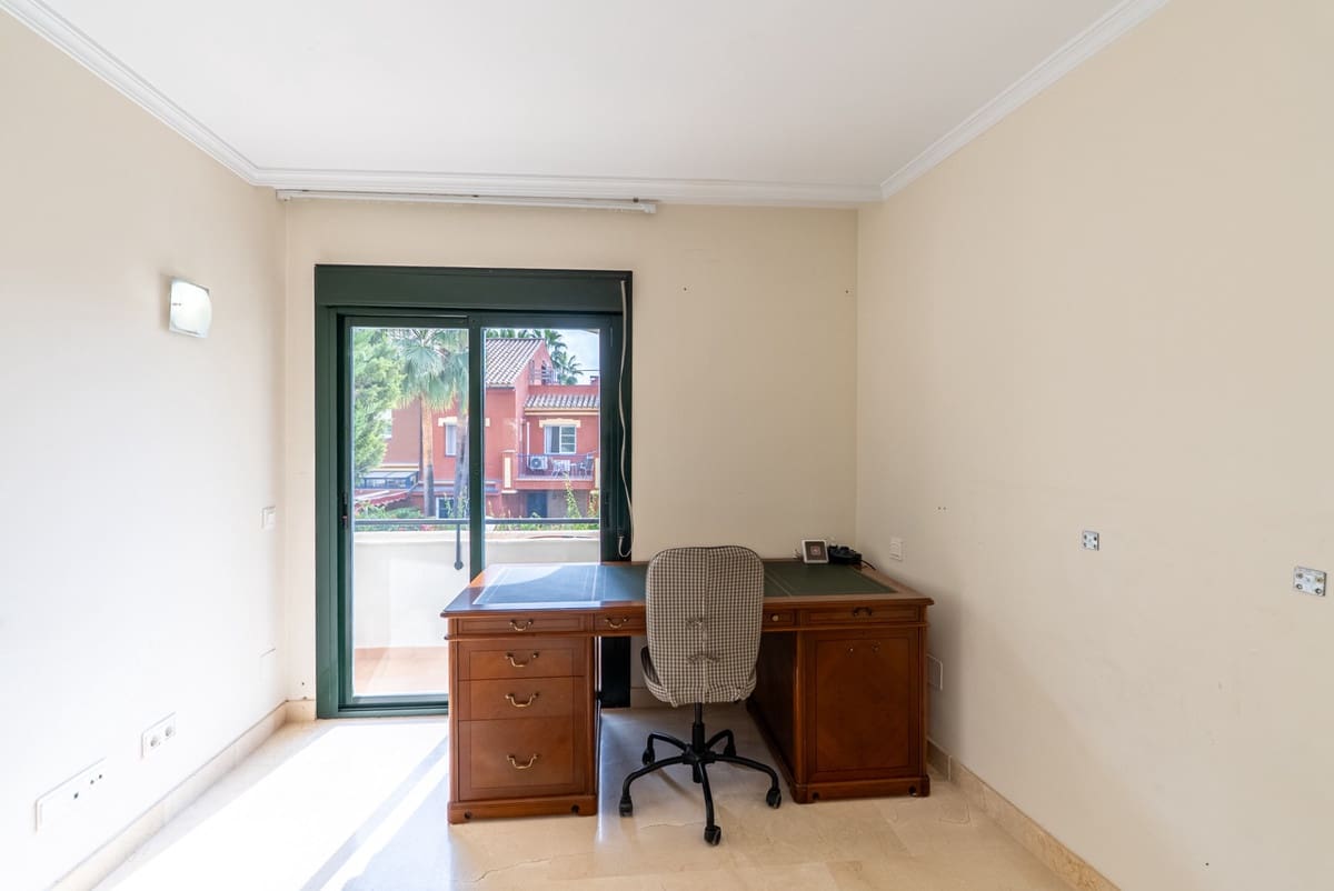 Casa de 4 habitaciones en Estepona en venta con piscina - 850.000 € (Ref: 9670486)