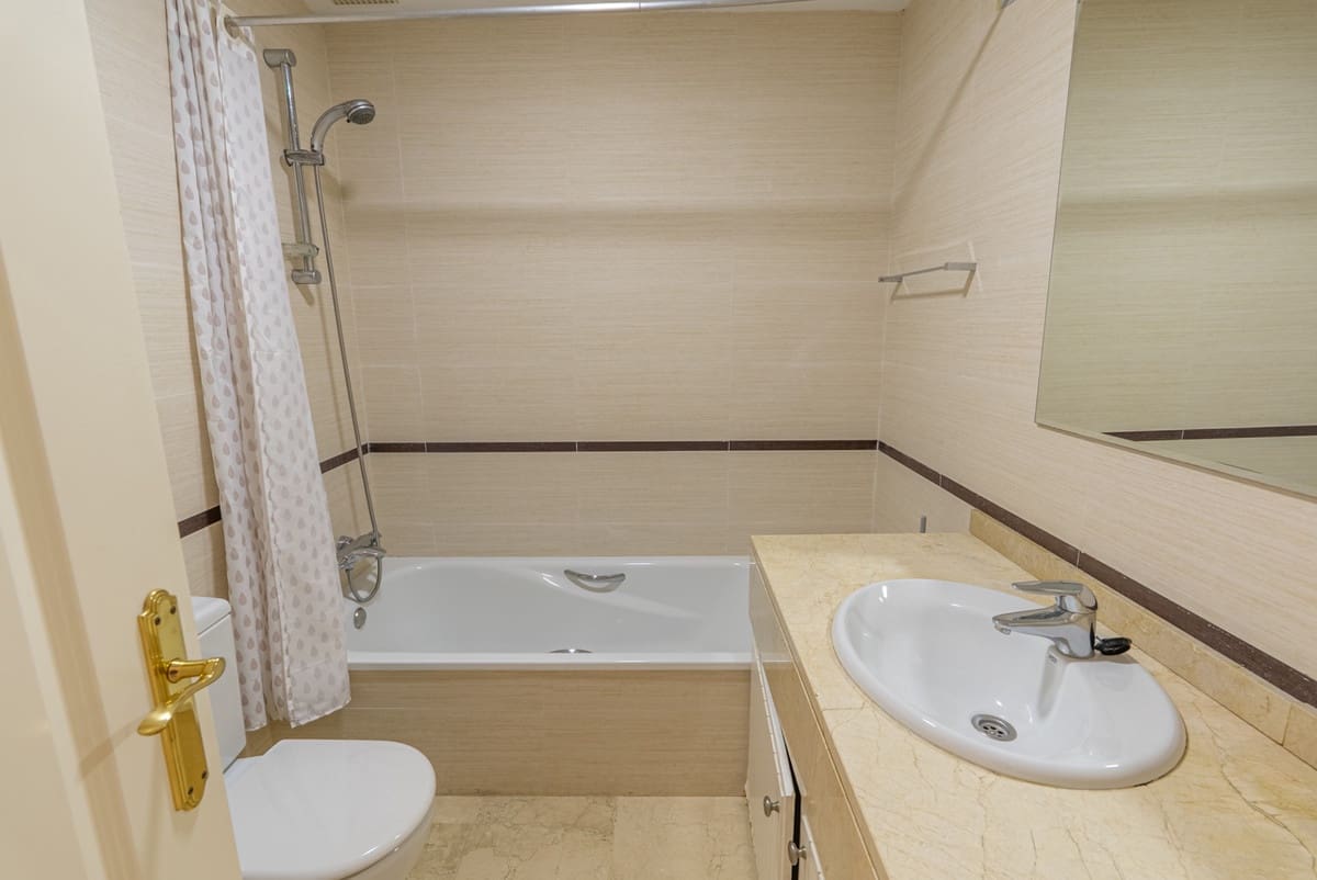 Casa de 4 habitaciones en Estepona en venta con piscina - 850.000 € (Ref: 9670486)