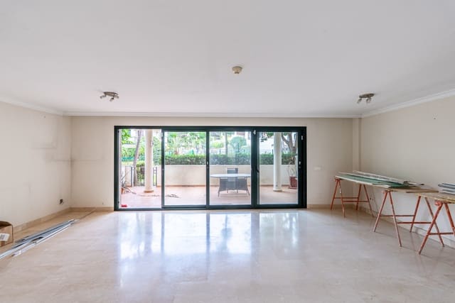4 Zimmer Haus zu verkaufen in Centro, Estepona mit Pool - 850.000 € (Ref: 9670486)