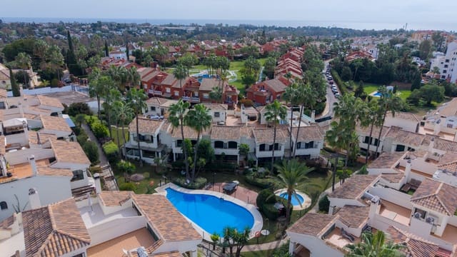 4 Zimmer Haus zu verkaufen in Centro, Estepona mit Pool - 850.000 € (Ref: 9670486)