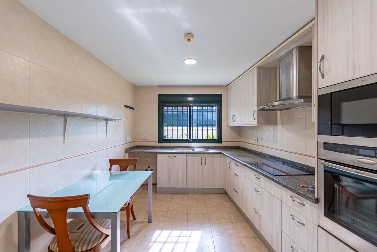 4 soveværelse Byhus til salg i Estepona med swimmingpool - € 850.000 (Ref: 9670486)