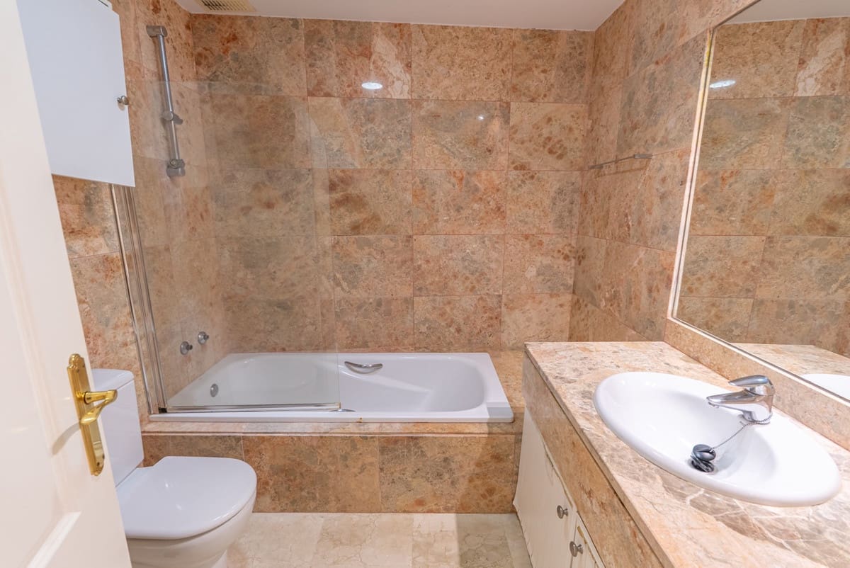 4 soveværelse Byhus til salg i Estepona med swimmingpool - € 850.000 (Ref: 9670486)