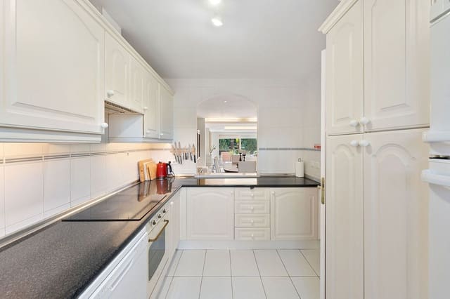 Casa de 3 habitaciones en La Dama de Noche - La Alzambra, Marbella en venta con piscina garaje - 795.000 € (Ref: 9670487)