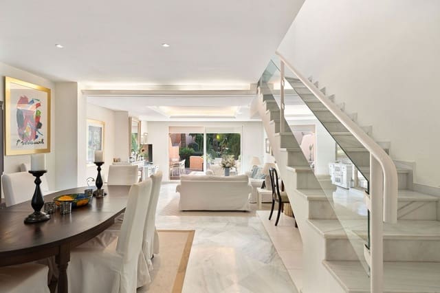 3 soveværelse Byhus til salg i La Dama de Noche - La Alzambra, Marbella med swimmingpool garage - € 795.000 (Ref: 9670487)