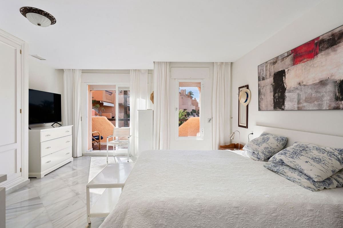 3 bedroom Townhouse for sale in Nueva Andalucia with pool garage - € 795,000 (Ref: 9670487)