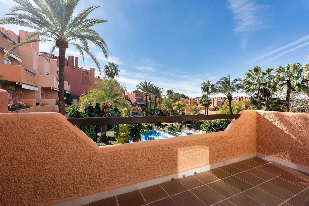 3 bedroom Townhouse for sale in Nueva Andalucia with pool garage - € 795,000 (Ref: 9670487)