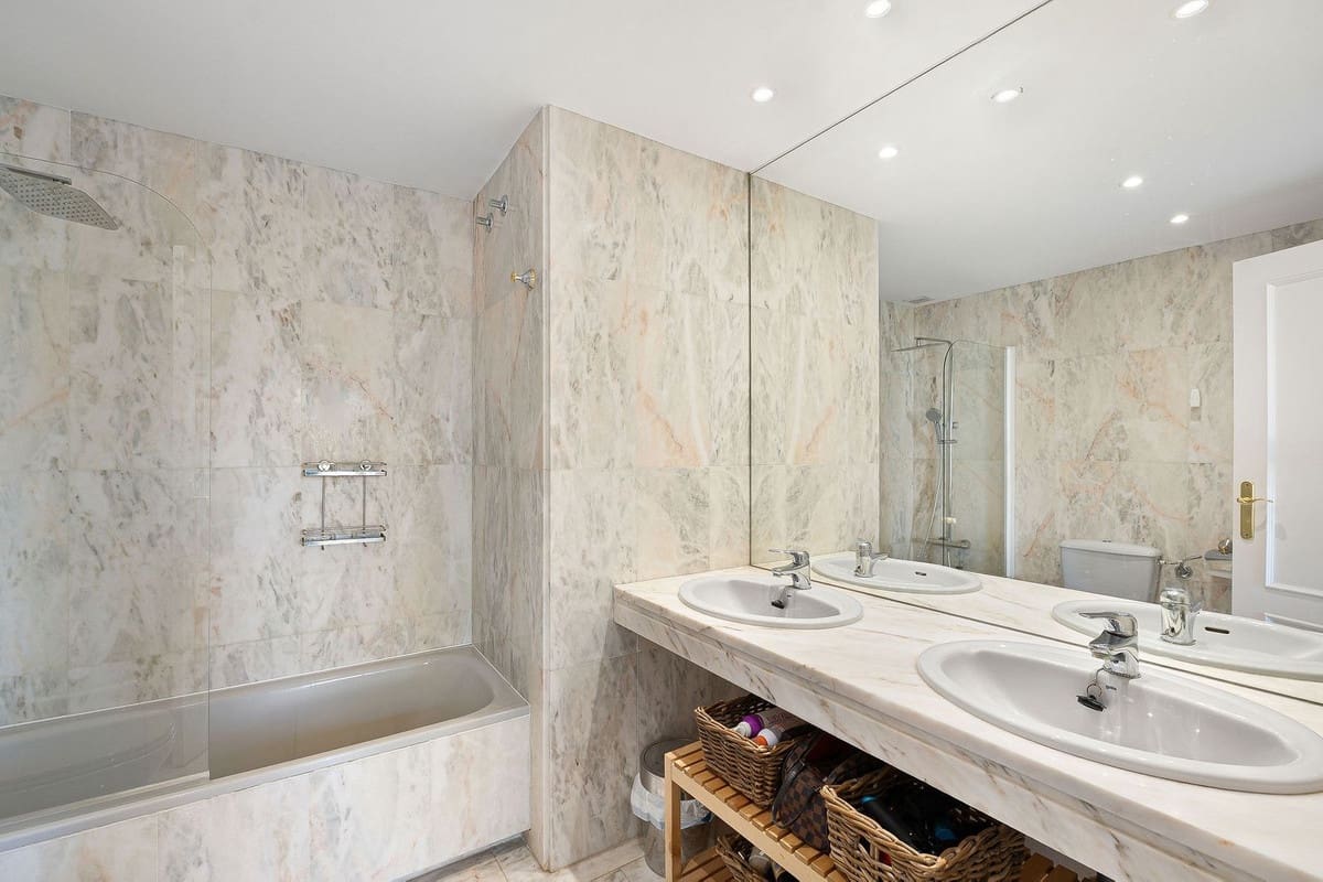 3 bedroom Townhouse for sale in Nueva Andalucia with pool garage - € 795,000 (Ref: 9670487)