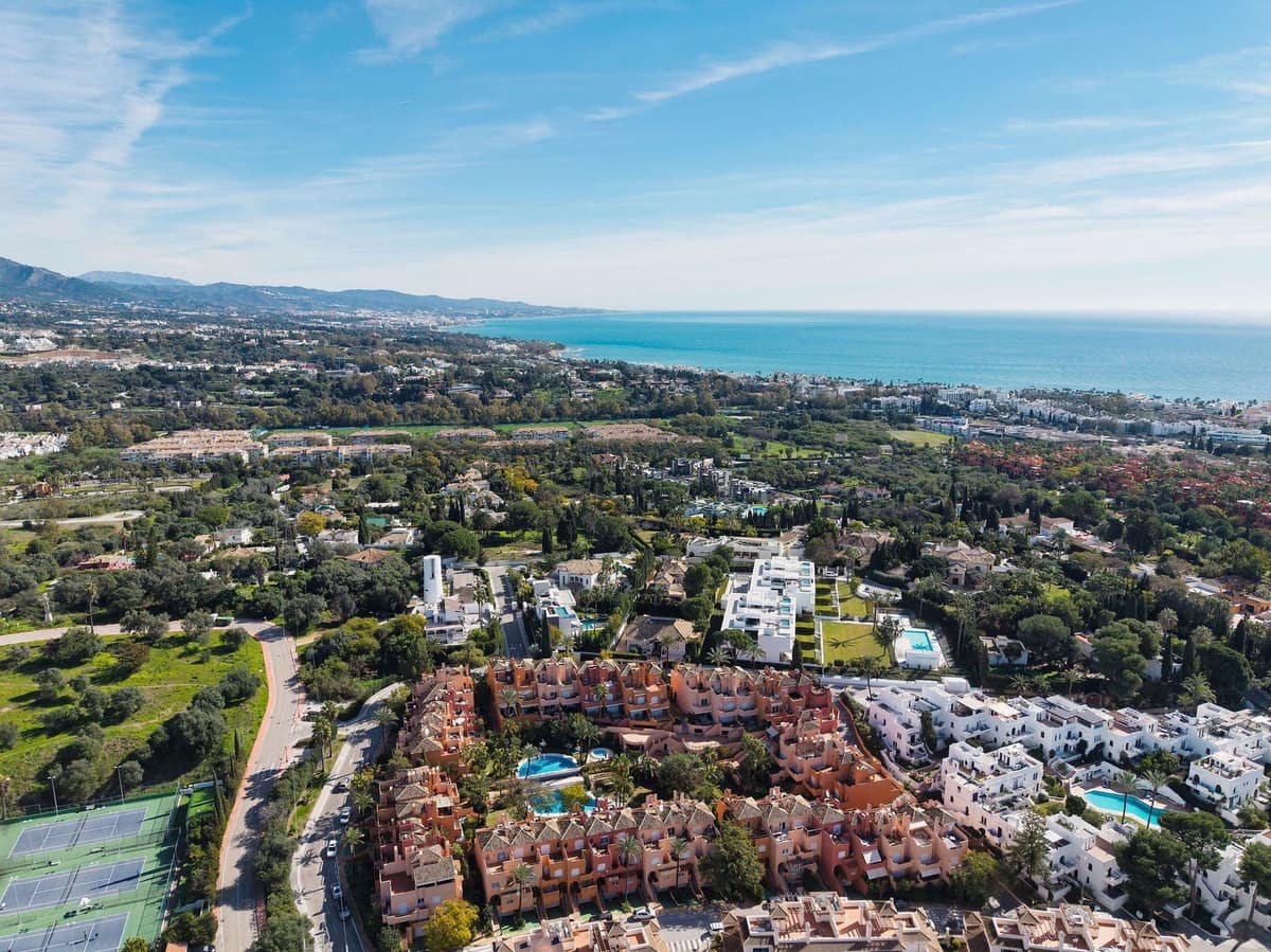 3 bedroom Townhouse for sale in Nueva Andalucia with pool garage - € 795,000 (Ref: 9670487)