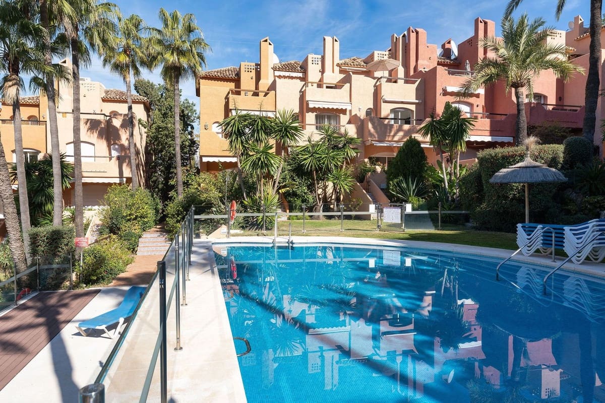 3 bedroom Townhouse for sale in Nueva Andalucia with pool garage - € 795,000 (Ref: 9670487)