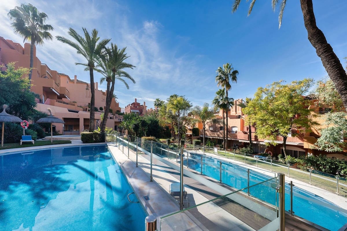 3 bedroom Townhouse for sale in Nueva Andalucia with pool garage - € 795,000 (Ref: 9670487)