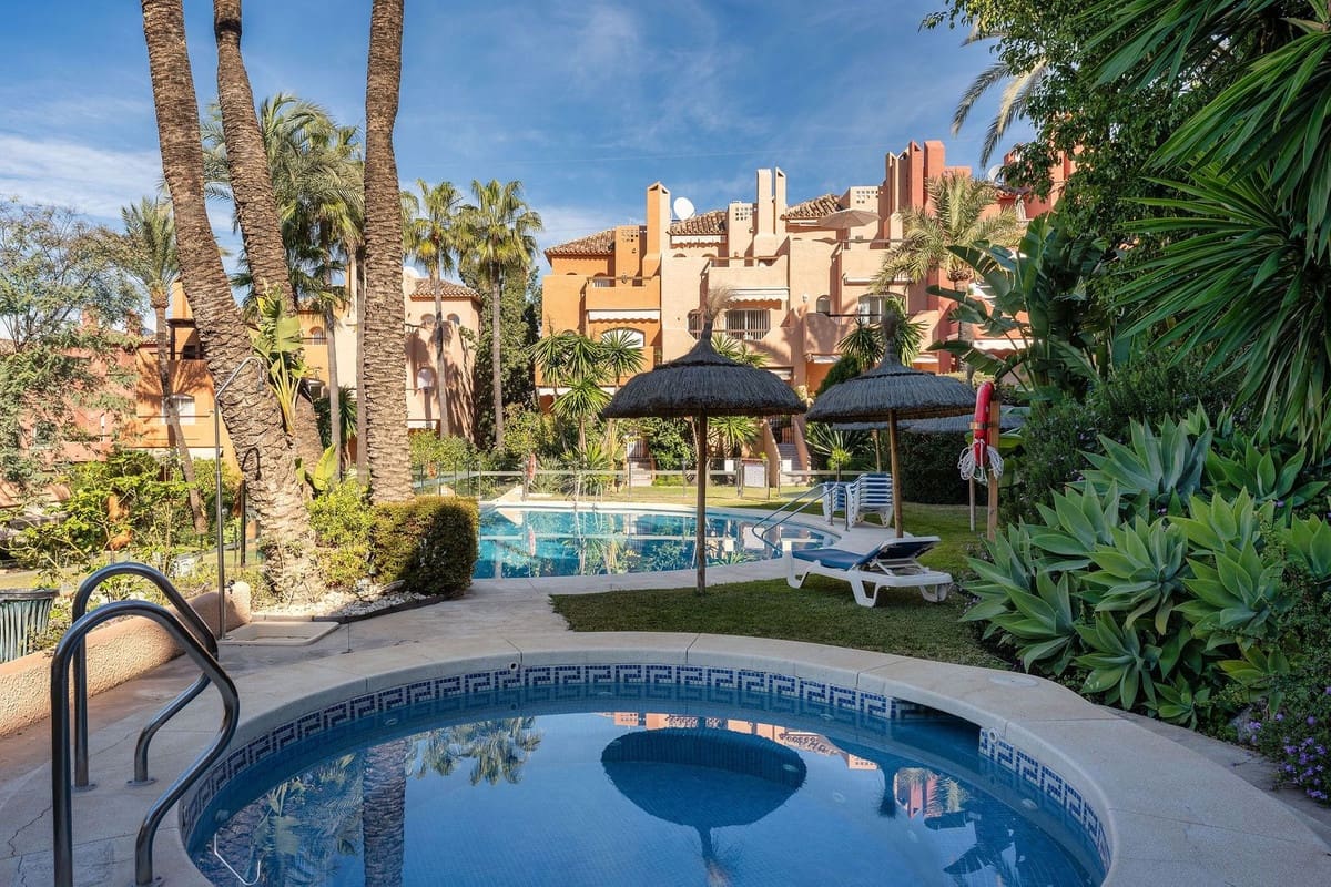 3 bedroom Townhouse for sale in Nueva Andalucia with pool garage - € 795,000 (Ref: 9670487)