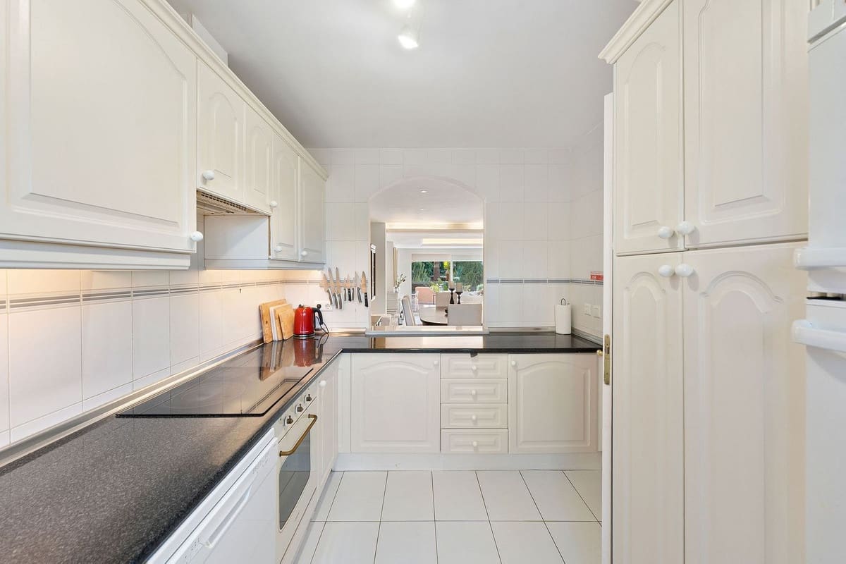 3 bedroom Townhouse for sale in Nueva Andalucia with pool garage - € 795,000 (Ref: 9670487)