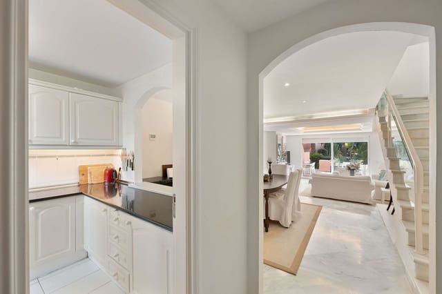 3 quarto Casa em Banda para venda em La Dama de Noche - La Alzambra, Marbella com piscina garagem - 795 000 € (Ref: 9670487)