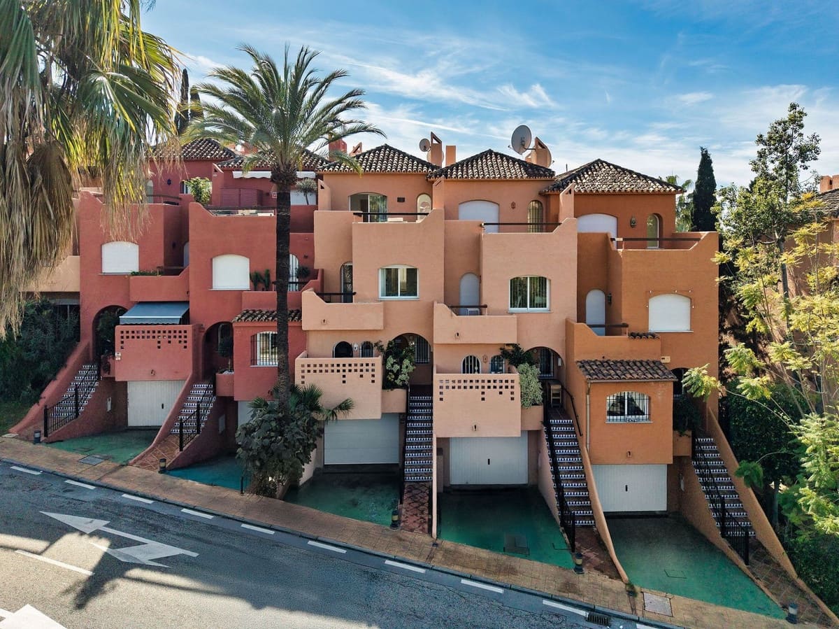 3 bedroom Townhouse for sale in Nueva Andalucia with pool garage - € 795,000 (Ref: 9670487)