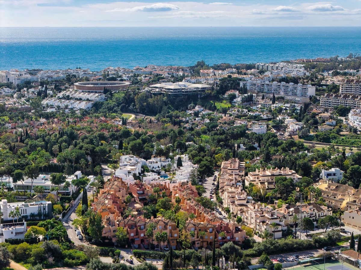 3 bedroom Townhouse for sale in Nueva Andalucia with pool garage - € 795,000 (Ref: 9670487)