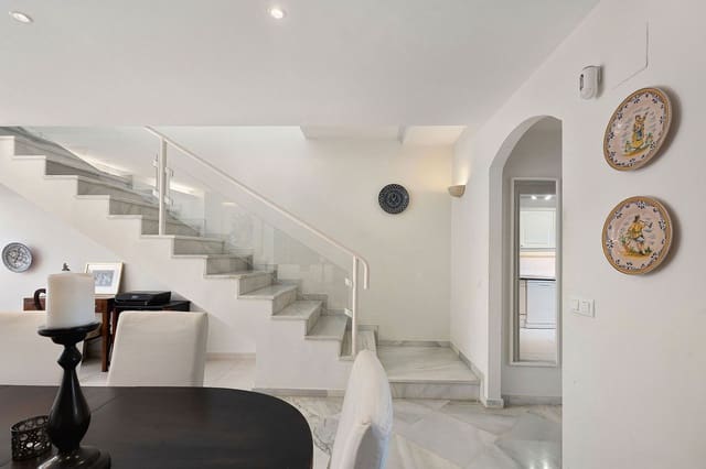 3 makuuhuone Omakotitalo myytävänä paikassa La Dama de Noche - La Alzambra, Marbella mukana uima-altaan 
autotalli - 795 000 € (Ref: 9670487)