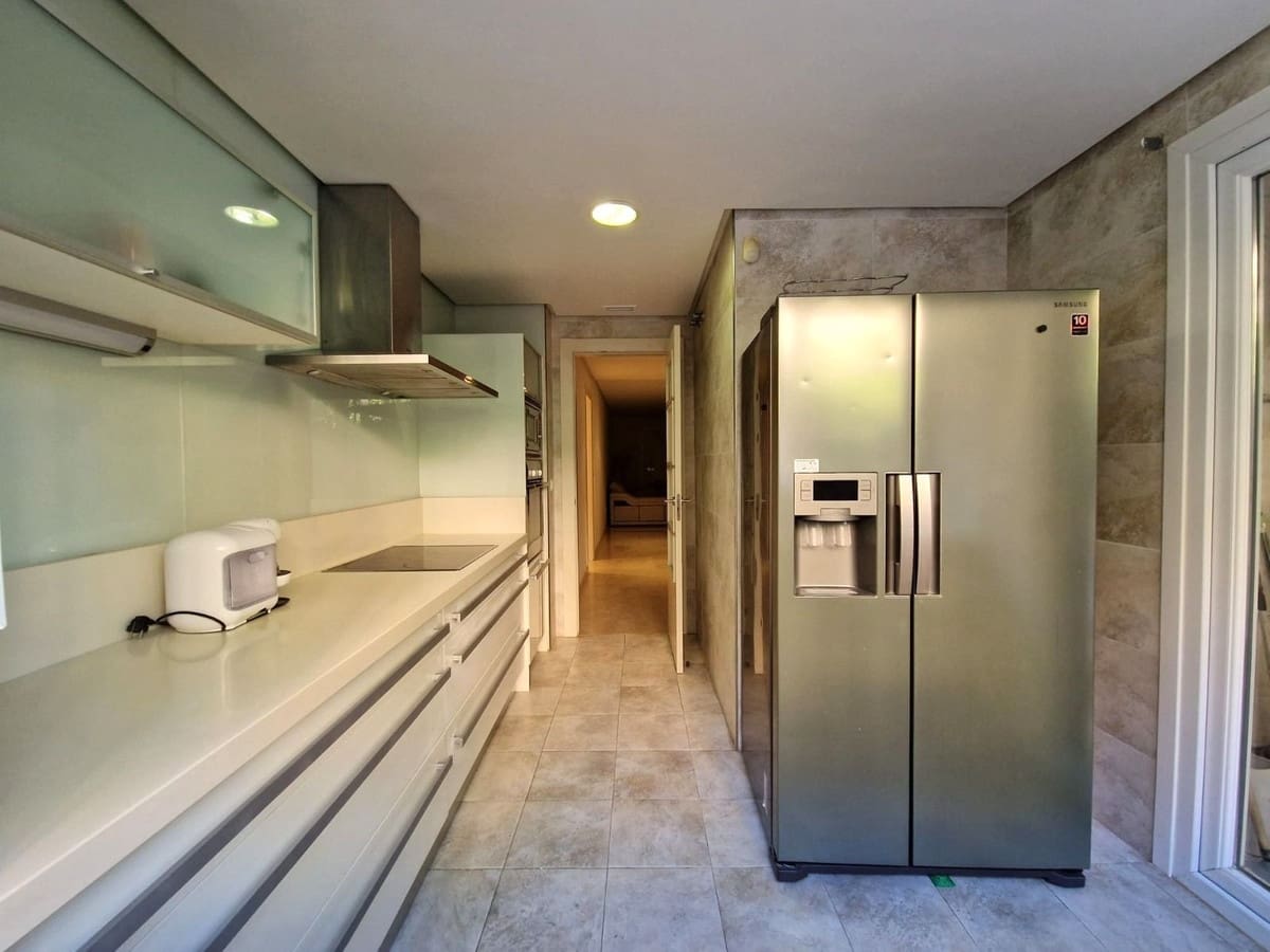 2 soverom Leilighet til salgs i Marbella med svømmebasseng garasje - € 585 000 (Ref: 9670493)