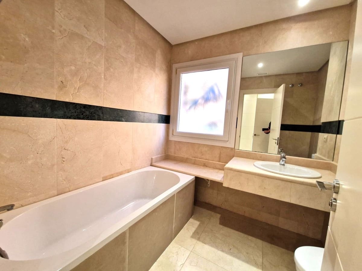 2 soverom Leilighet til salgs i Marbella med svømmebasseng garasje - € 585 000 (Ref: 9670493)