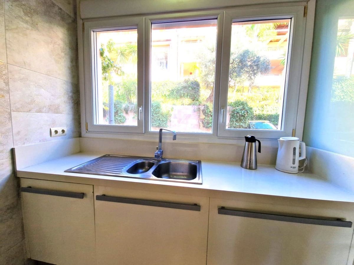 2 soverom Leilighet til salgs i Marbella med svømmebasseng garasje - € 585 000 (Ref: 9670493)