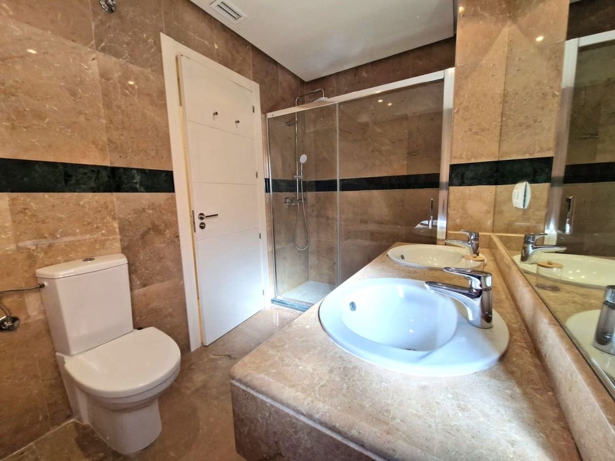 2 soverom Leilighet til salgs i Marbella med svømmebasseng garasje - € 585 000 (Ref: 9670493)