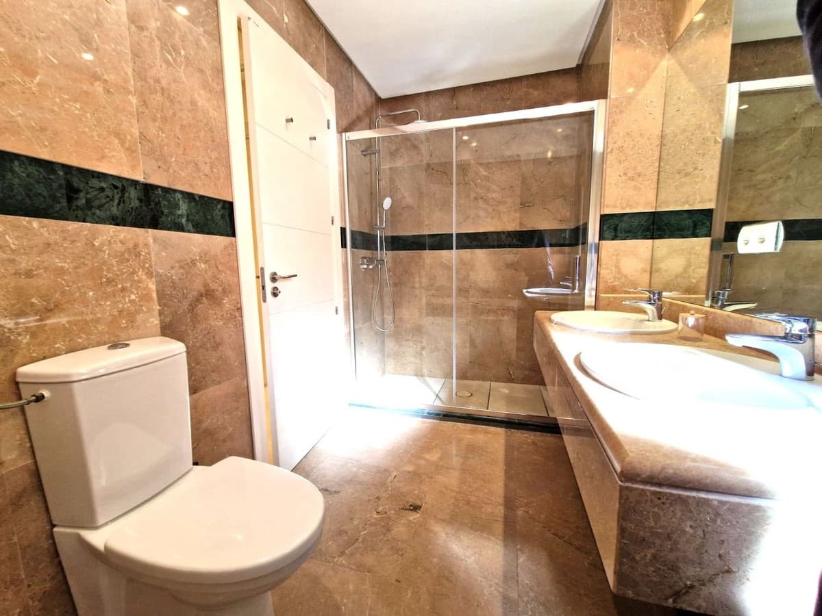 2 soverom Leilighet til salgs i Marbella med svømmebasseng garasje - € 585 000 (Ref: 9670493)