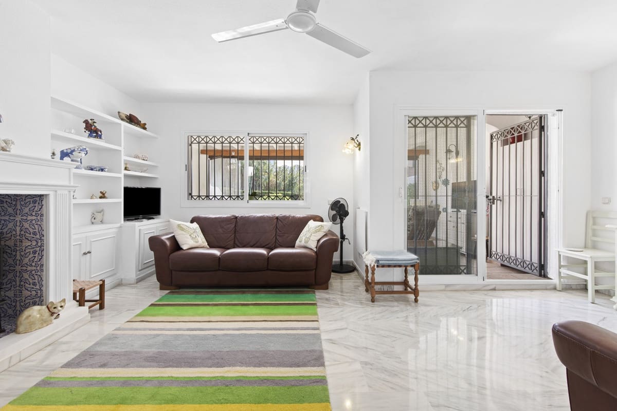 3 Zimmer Haus zu verkaufen in Estepona mit Pool - 695.000 € (Ref: 9670497)