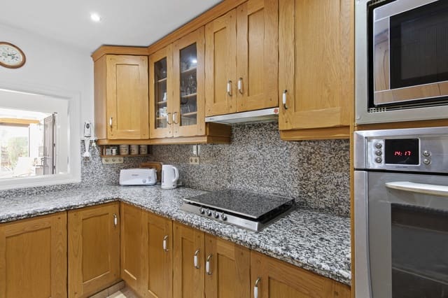 3 sovrum Hus till salu i Centro, Estepona med pool - 695 000 € (Ref: 9670497)