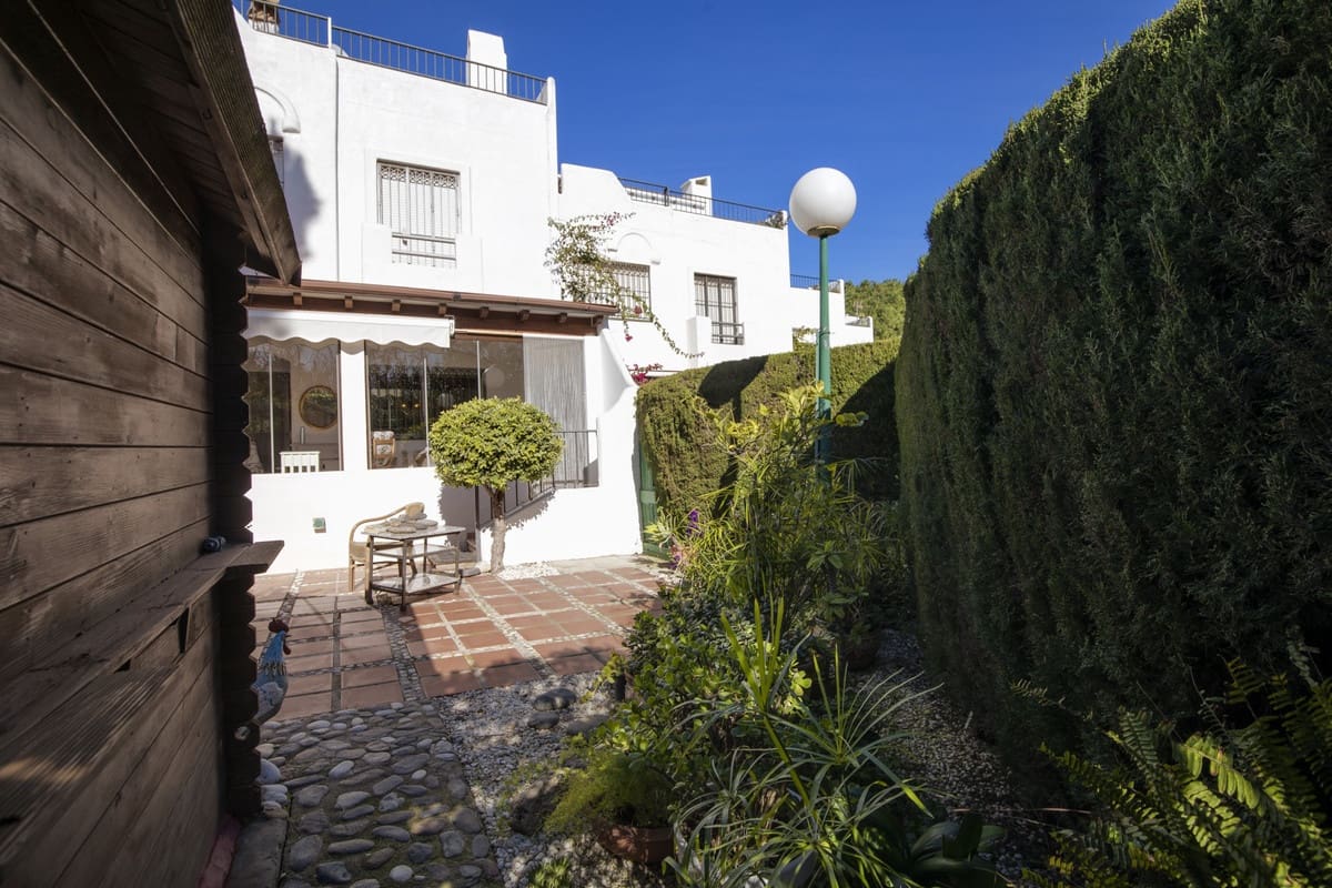3 soveværelse Byhus til salg i Estepona med swimmingpool - € 665.000 (Ref: 9670497)