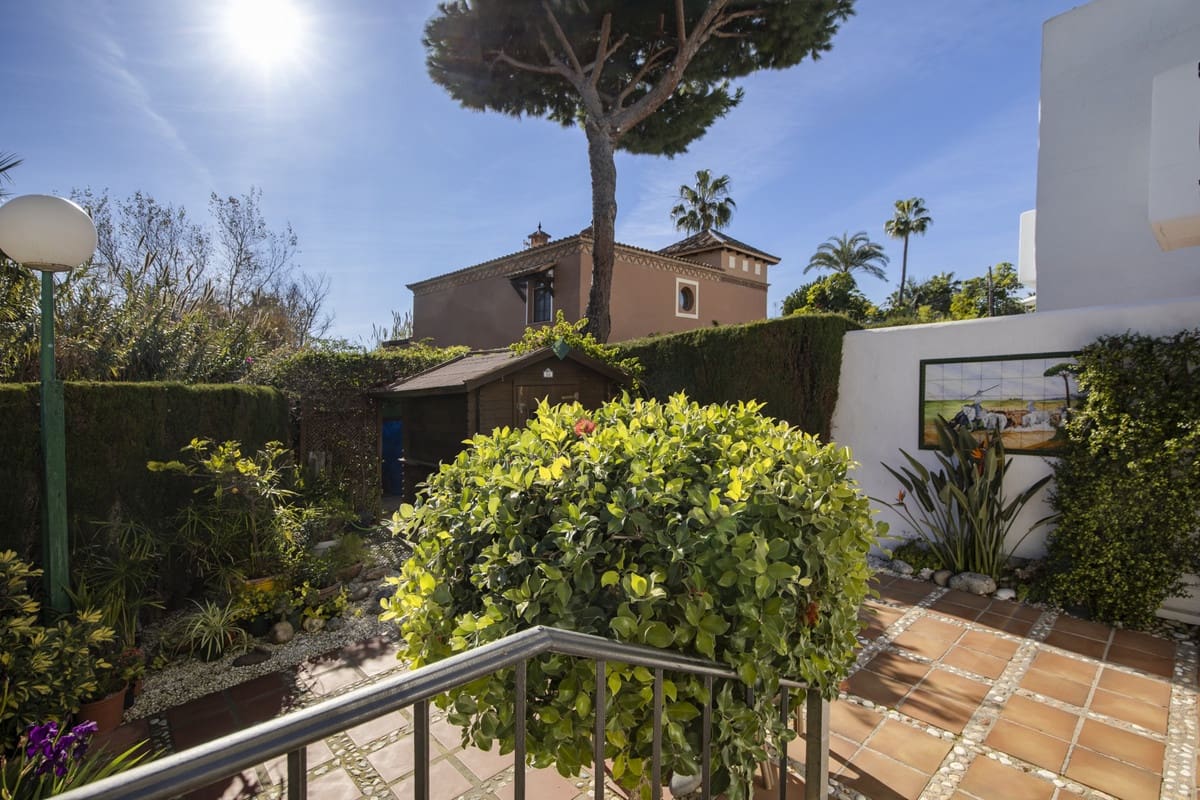 3 soveværelse Byhus til salg i Estepona med swimmingpool - € 665.000 (Ref: 9670497)