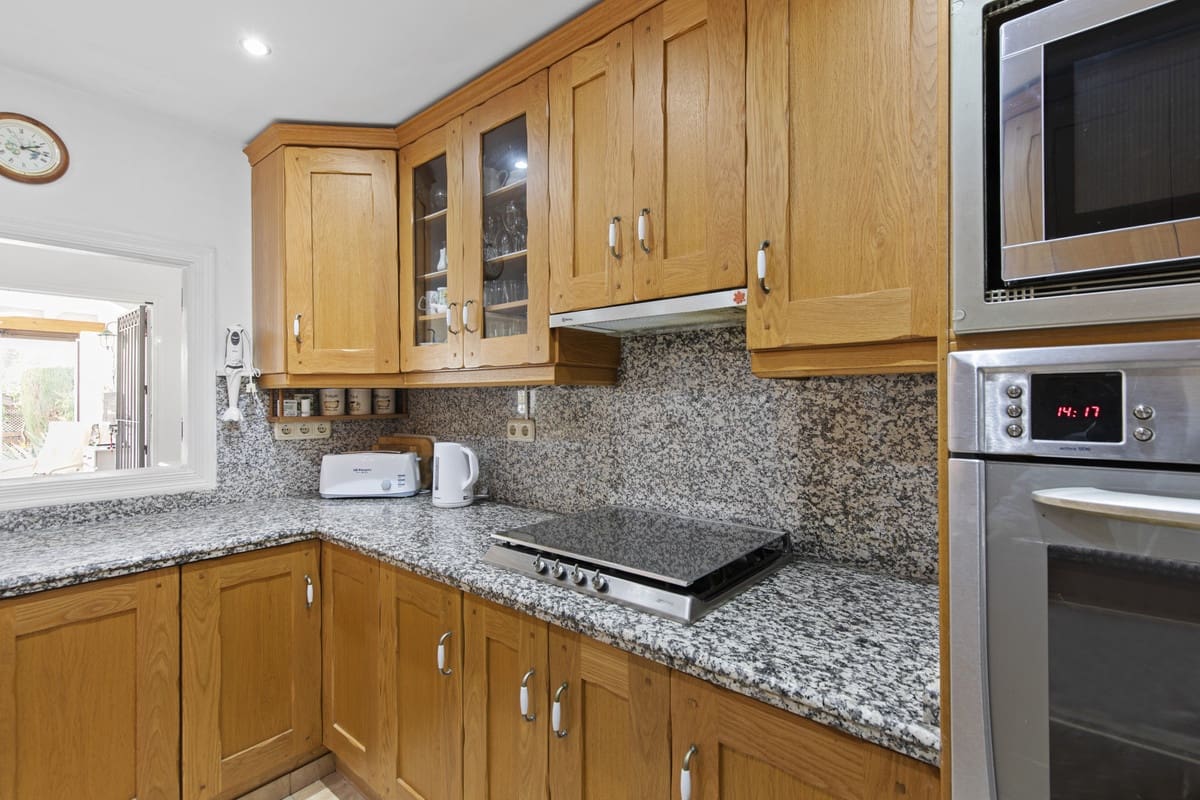 3 soveværelse Byhus til salg i Estepona med swimmingpool - € 665.000 (Ref: 9670497)