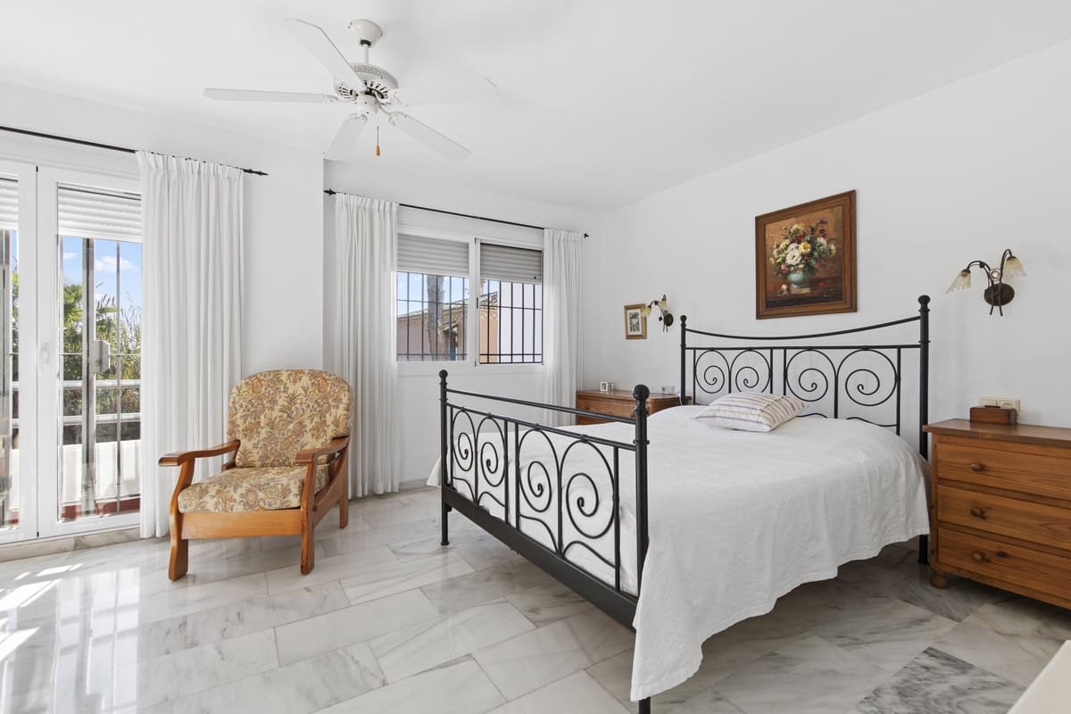 3 soveværelse Byhus til salg i Estepona med swimmingpool - € 665.000 (Ref: 9670497)