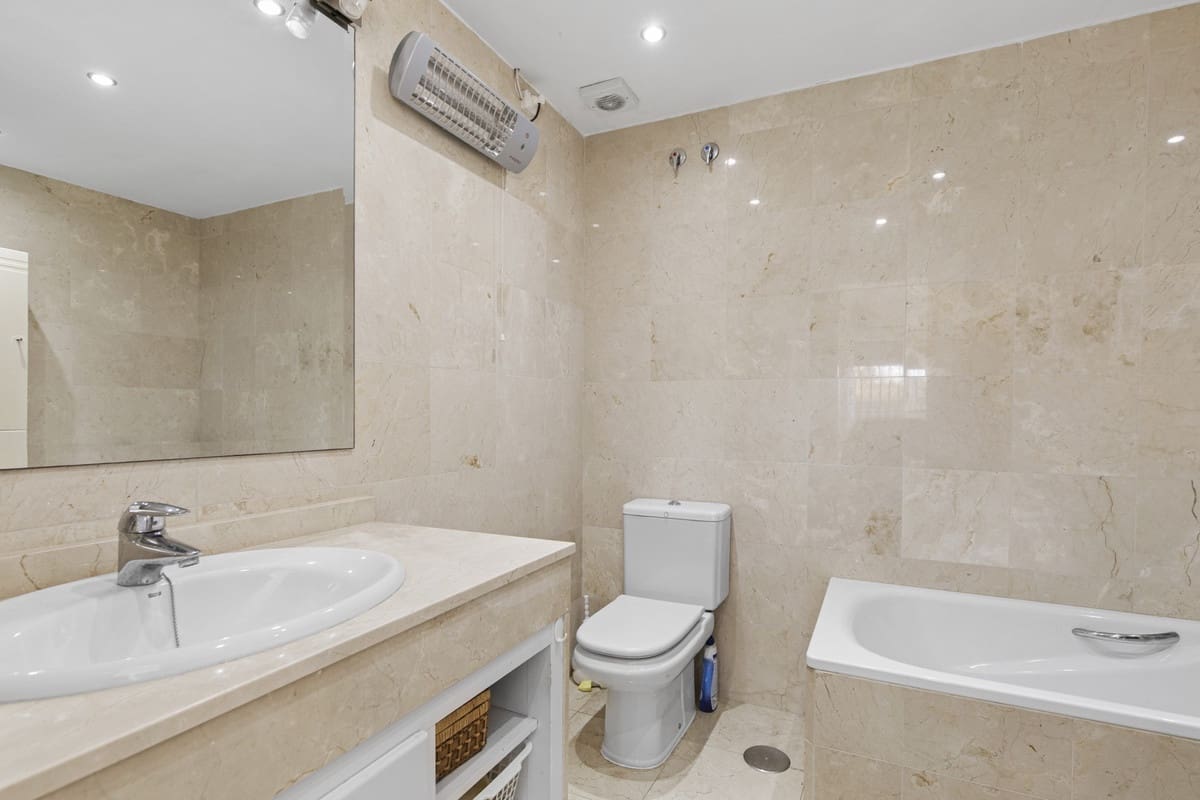 3 soveværelse Byhus til salg i Estepona med swimmingpool - € 665.000 (Ref: 9670497)