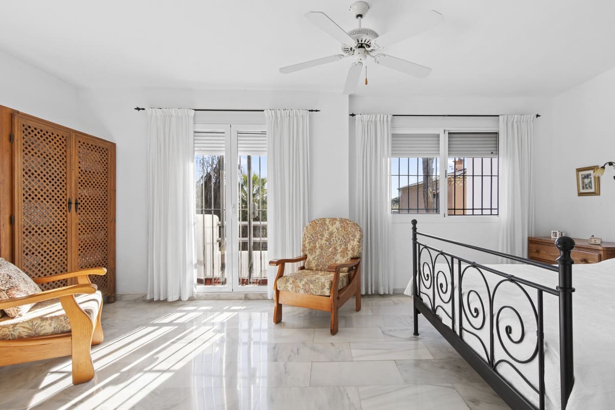 3 soveværelse Byhus til salg i Estepona med swimmingpool - € 665.000 (Ref: 9670497)