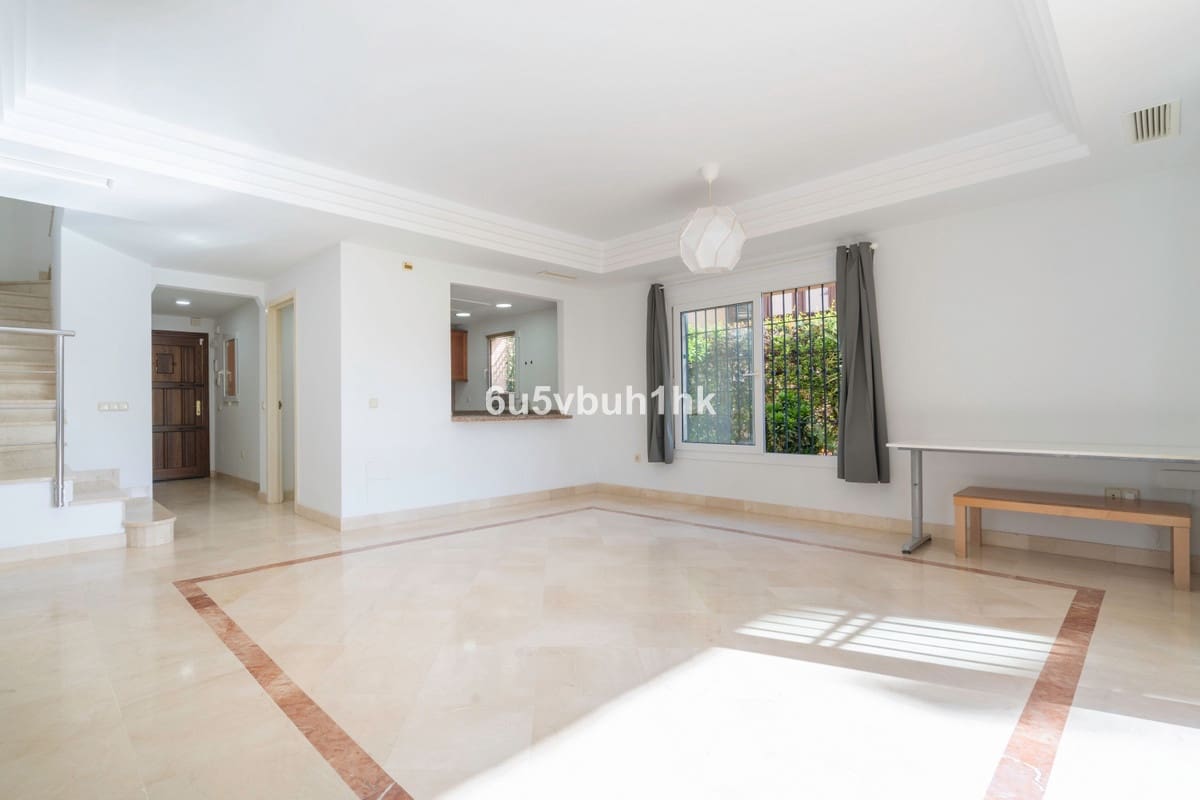 3 soveværelse Semi-Rækkehus til salg i Riviera del Sol med swimmingpool - € 525.000 (Ref: 9670498)