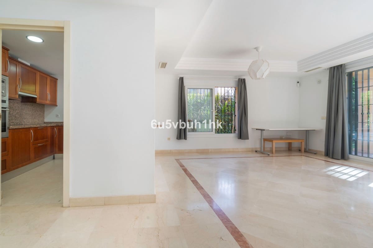 3 soveværelse Semi-Rækkehus til salg i Riviera del Sol med swimmingpool - € 525.000 (Ref: 9670498)