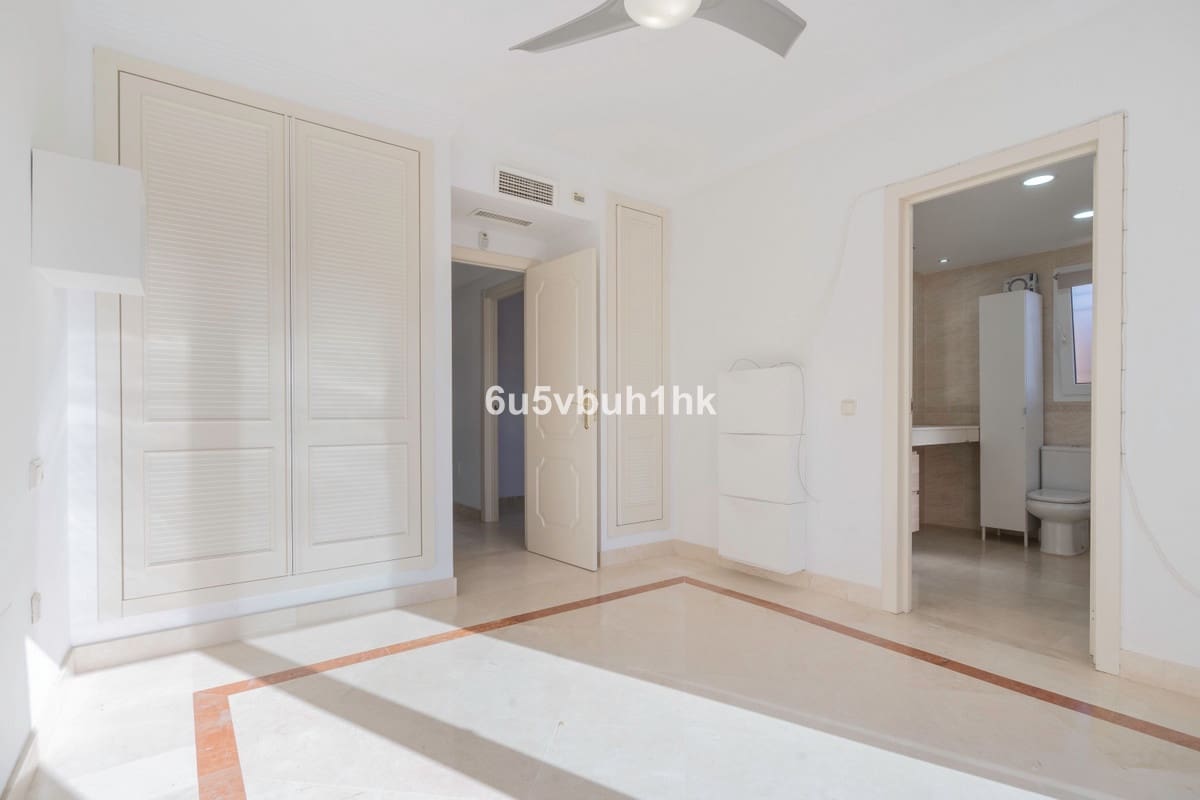 3 soveværelse Semi-Rækkehus til salg i Riviera del Sol med swimmingpool - € 525.000 (Ref: 9670498)