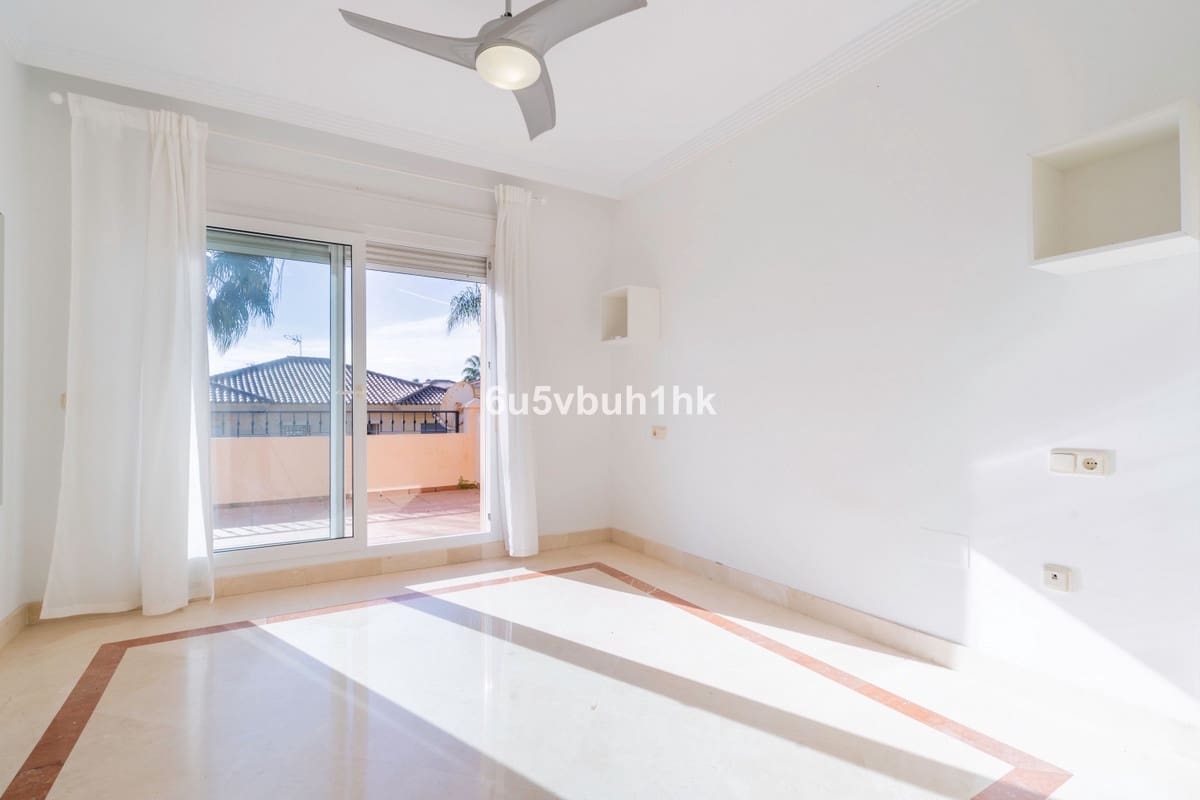 3 soveværelse Semi-Rækkehus til salg i Riviera del Sol med swimmingpool - € 525.000 (Ref: 9670498)