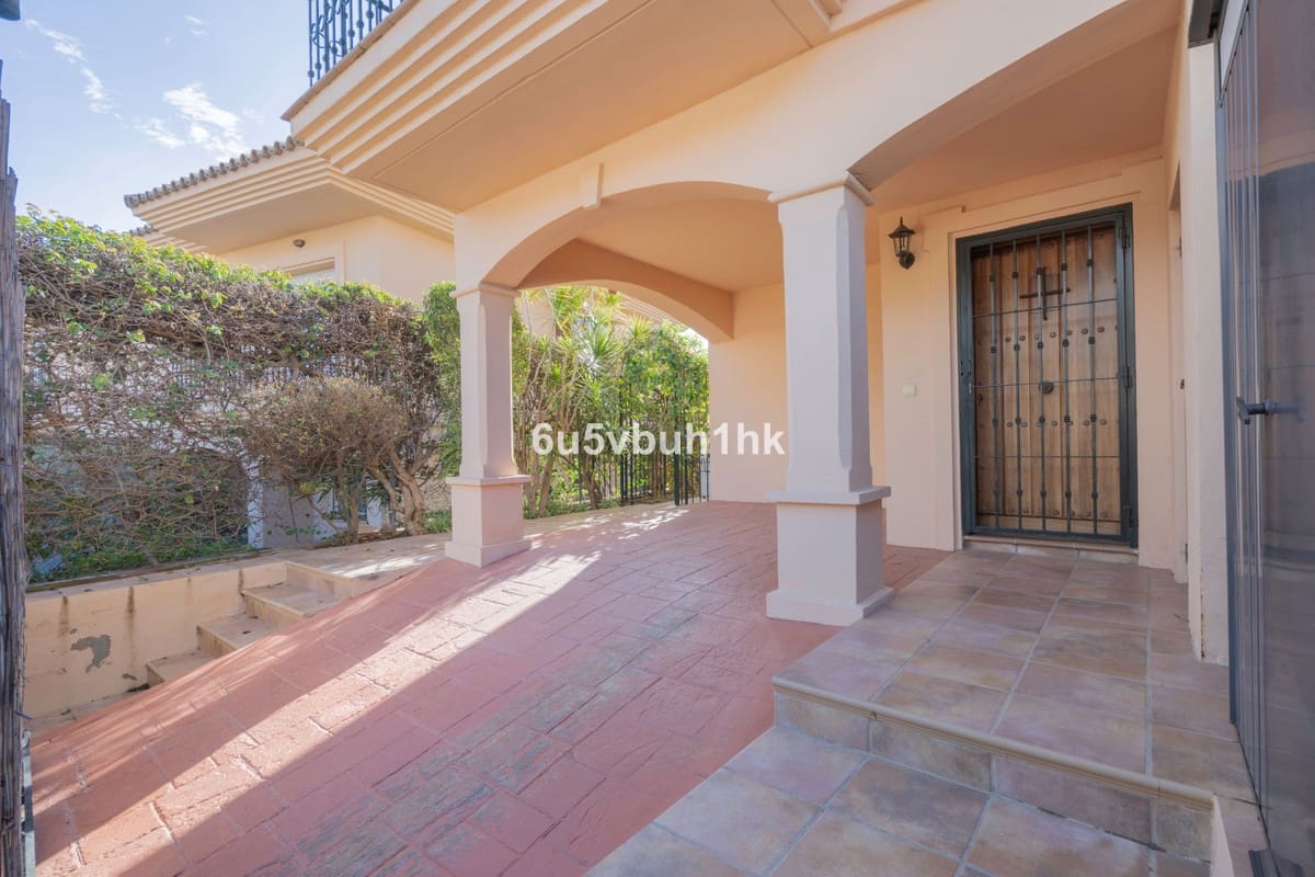 3 soveværelse Semi-Rækkehus til salg i Riviera del Sol med swimmingpool - € 525.000 (Ref: 9670498)