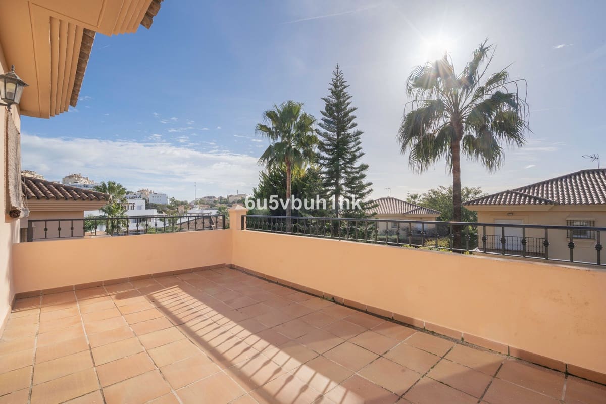 3 soveværelse Semi-Rækkehus til salg i Riviera del Sol med swimmingpool - € 525.000 (Ref: 9670498)