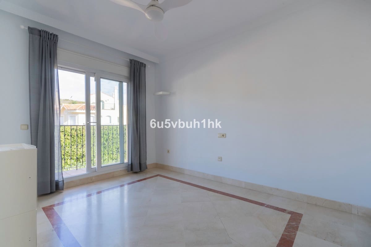 3 soveværelse Semi-Rækkehus til salg i Riviera del Sol med swimmingpool - € 525.000 (Ref: 9670498)