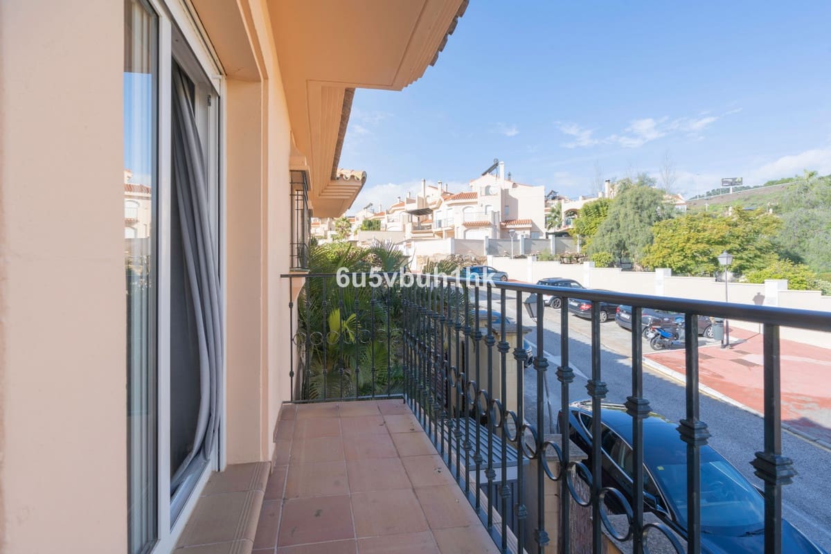 3 soveværelse Semi-Rækkehus til salg i Riviera del Sol med swimmingpool - € 525.000 (Ref: 9670498)