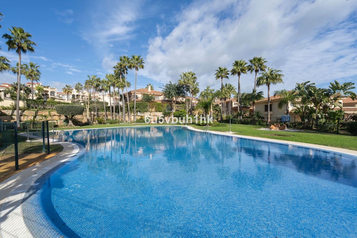 3 soveværelse Semi-Rækkehus til salg i Riviera del Sol med swimmingpool - € 525.000 (Ref: 9670498)