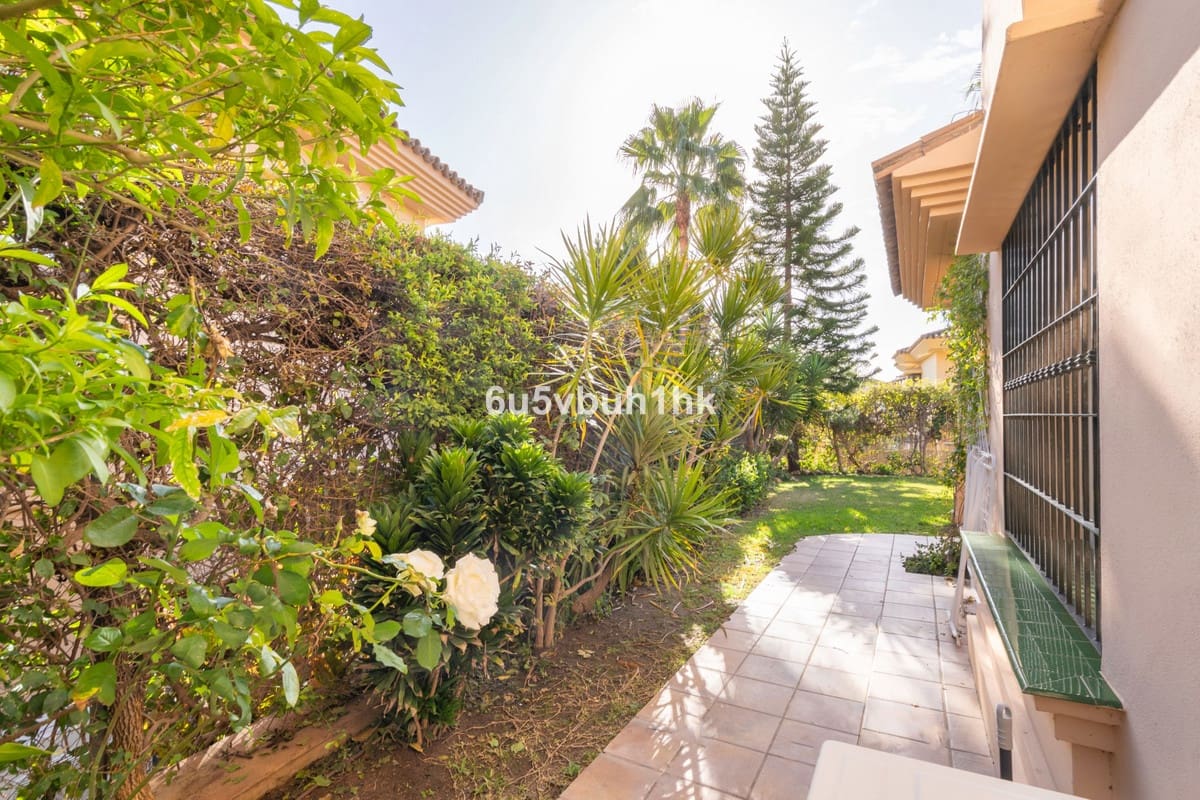 3 soveværelse Semi-Rækkehus til salg i Riviera del Sol med swimmingpool - € 525.000 (Ref: 9670498)