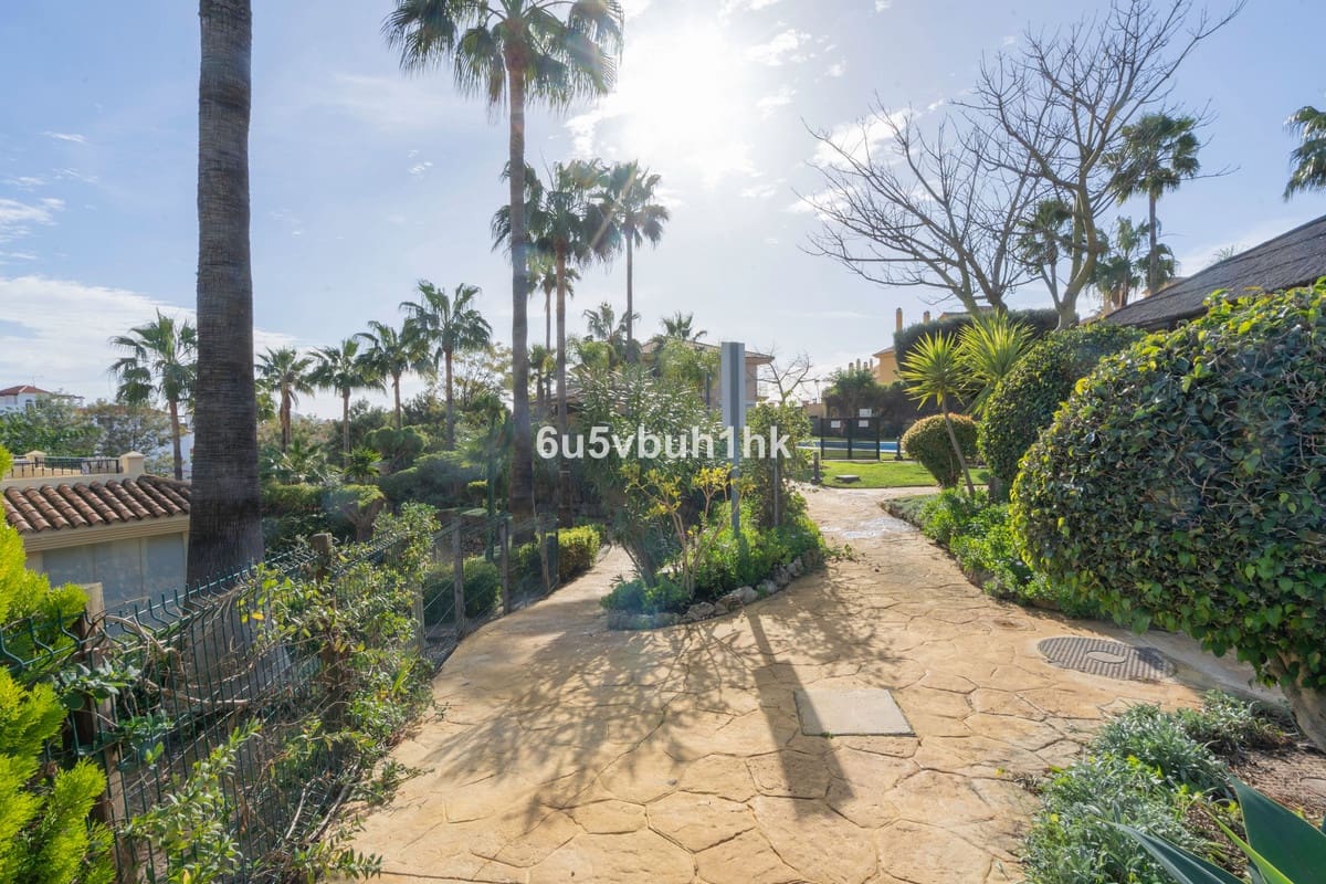 3 soveværelse Semi-Rækkehus til salg i Riviera del Sol med swimmingpool - € 525.000 (Ref: 9670498)