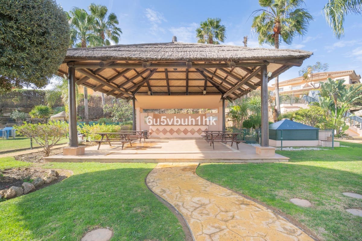 3 soveværelse Semi-Rækkehus til salg i Riviera del Sol med swimmingpool - € 525.000 (Ref: 9670498)