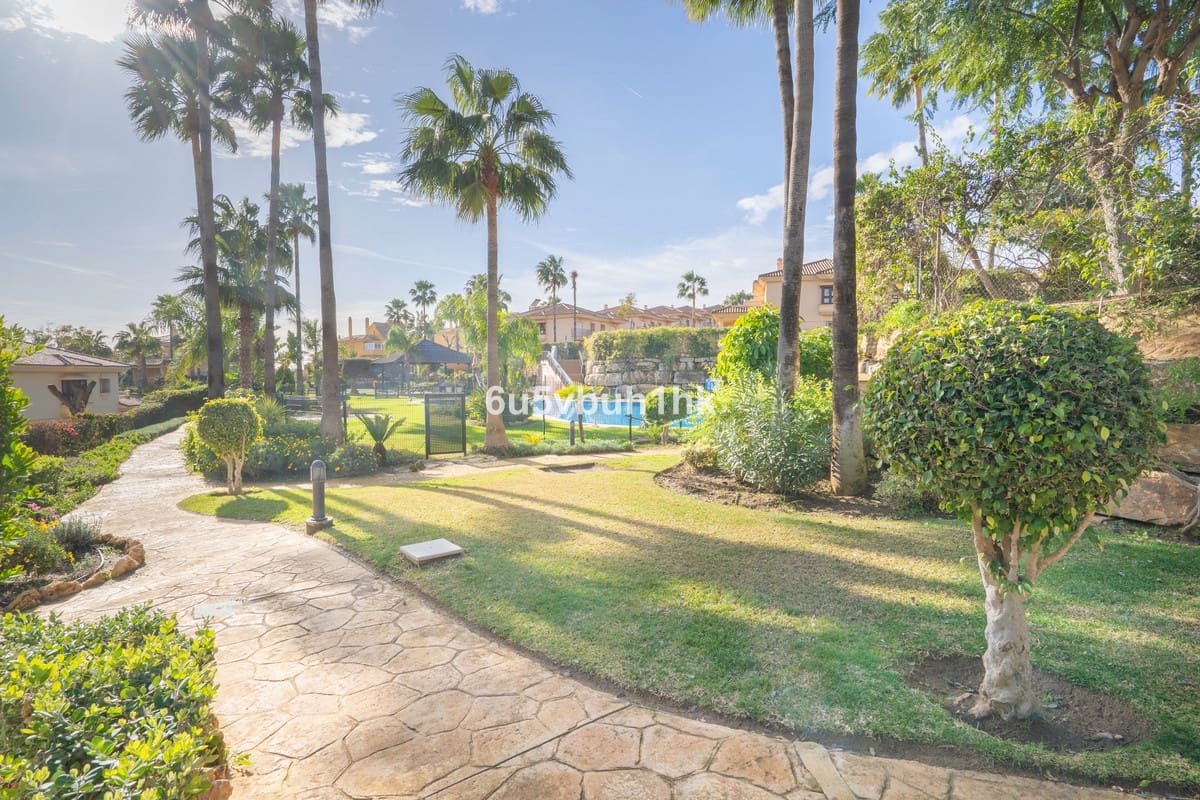 3 soveværelse Semi-Rækkehus til salg i Riviera del Sol med swimmingpool - € 525.000 (Ref: 9670498)