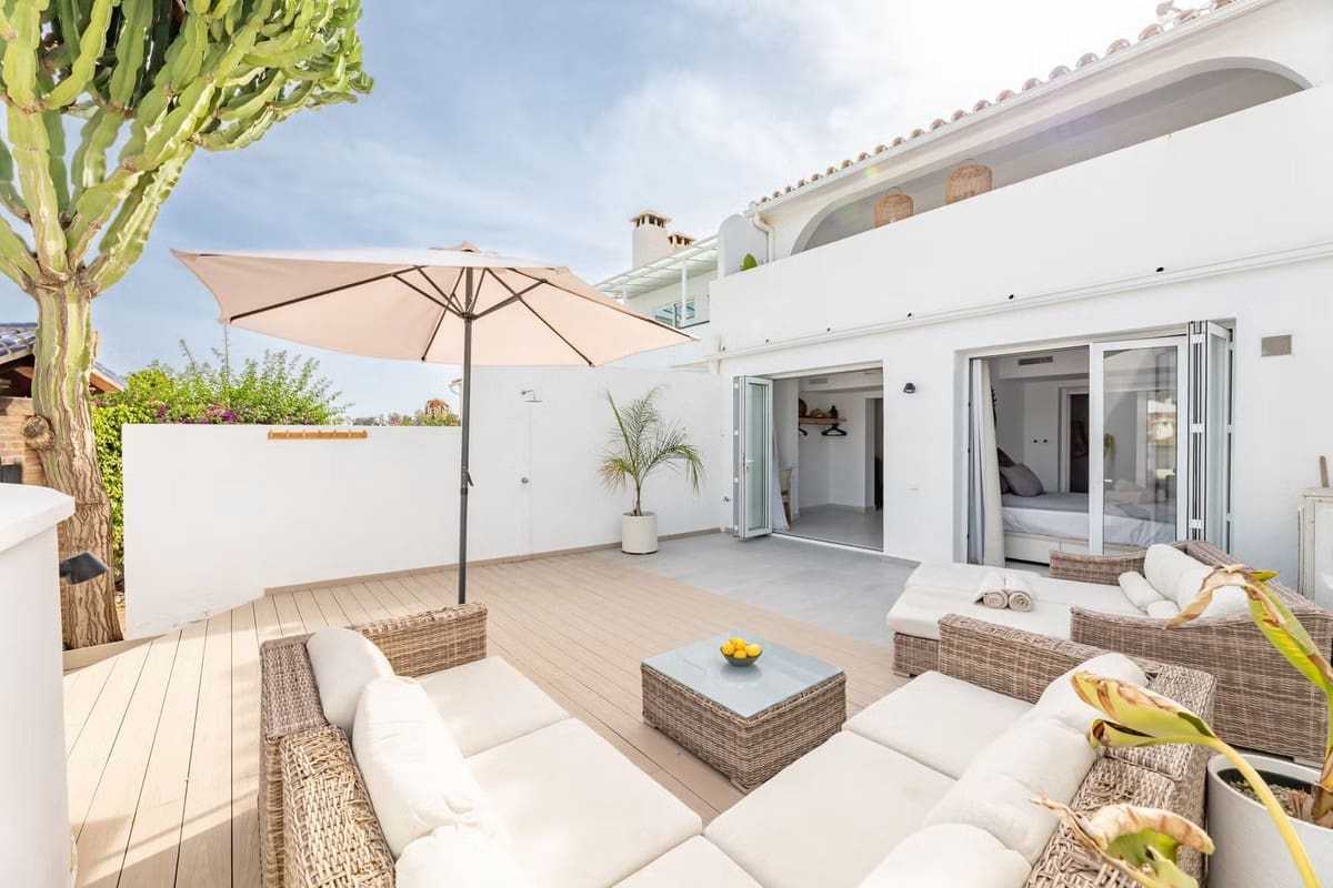 2 bedroom Townhouse for sale in Elviria - € 585,000 (Ref: 9670500)