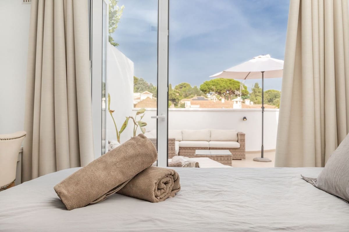 2 bedroom Townhouse for sale in Elviria - € 585,000 (Ref: 9670500)