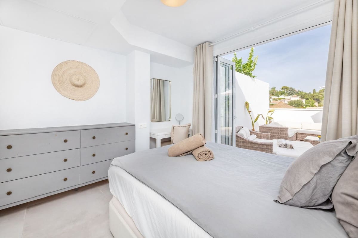2 bedroom Townhouse for sale in Elviria - € 585,000 (Ref: 9670500)